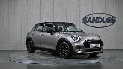 Usado Mini Cooper Classic 136 HP (100 kW) 2019 Prateado Citadino