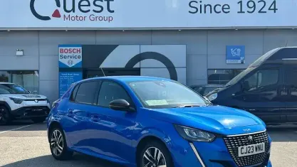 Second-hand Peugeot 208 Allure+ 102 CP (75 kW) 2023 Albastru Hatchback