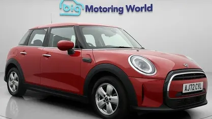 Begagnad Mini Cooper Classic 136 HK (100 kW) 2022 Röd Halvkombi