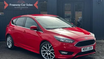 Used Ford Focus Zetec 125 HP (91 kW) 2015 Red Hatchback