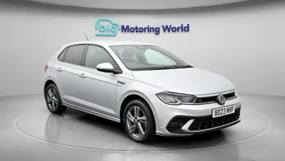 Używany VW Polo R-line 110 KM (80 kW) 2023 Srebrny Hatchback