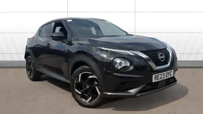 Begagnad Nissan Juke N-Connecta 114 HK (83 kW) 2023 Svart SUV