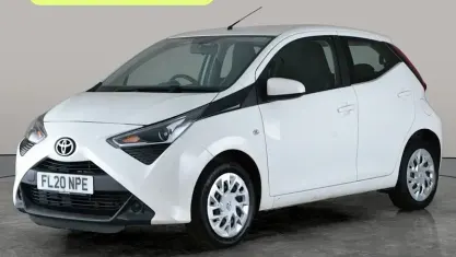 Used Toyota Aygo X-play 72 HP (52 kW) 2020 White Hatchback