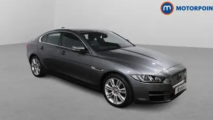 Usado Jaguar XE Ingenium 200 HP (147 kW) 2019 Cinzento Sedan