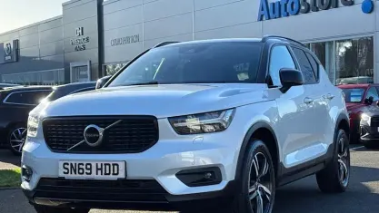 Käytetty Volvo XC40 R-Design 190 HP (139 kW) 2020 Katumaasturi