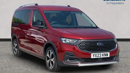 Usado Ford Tourneo Active 114 HP (83 kW) 2023 Vermelho Carrinha