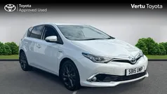 White Used 2015 Toyota Auris Hybrid Hatchback | £11,022 (Fair price)