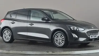 Usado Ford Focus Titanium 120 CV (88 kW) 2021 Gris Utilitario