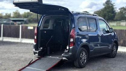 Używany Peugeot Rifter Allure 102 KM (75 kW) 2023 Minivan