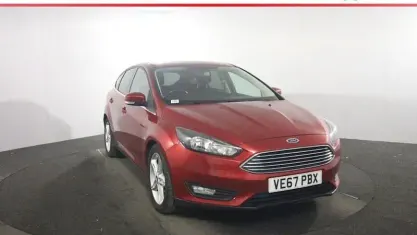 Begagnad Ford Focus Zetec 125 HK (91 kW) 2017 Röd Halvkombi