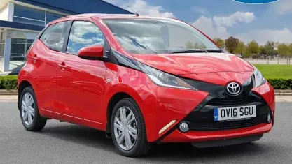 Gebraucht Toyota Aygo x-press 69 PS (50 kW) 2016 Rot Kleinwagen