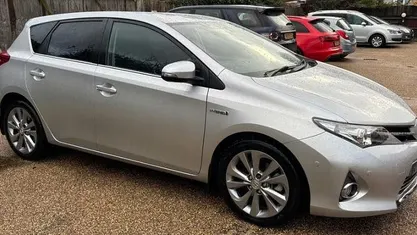 Used Toyota Auris Hybrid 136 HP (100 kW) 2014 Hatchback