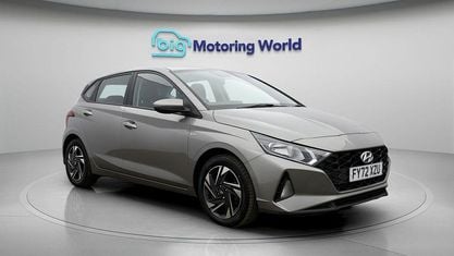 Używany Hyundai i20 SE 101 KM (74 kW) 2022 Brązowy Hatchback