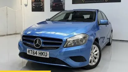 Używany Mercedes A180 SE 109 KM (80 kW) 2015 Niebieski Hatchback