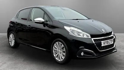 Used Peugeot 208 Signature Sky 82 HP (60 kW) 2019 Hatchback
