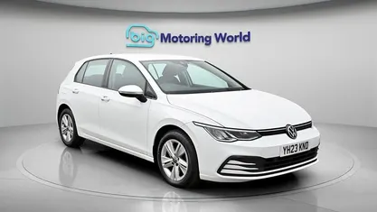 Begagnad VW Golf VIII S 150 HK (110 kW) 2023 Vit Halvkombi