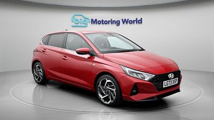 Używany Hyundai i20 Premium 101 KM (74 kW) 2023 Czerwony Hatchback