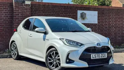 Used Toyota Yaris Design 116 HP (85 kW) 2020 White Hatchback