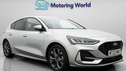 Begagnad Ford Focus ST-Line 125 HK (91 kW) 2023 Silver Halvkombi