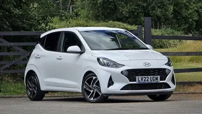Used Hyundai i10 Premium 67 HP (49 kW) 2022 White Hatchback