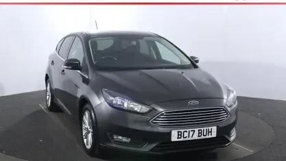 Usado Ford Focus Zetec 125 CV (91 kW) 2017 Gris Utilitario