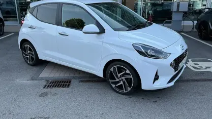 Used Hyundai i10 Premium 67 HP (49 kW) 2023 White Hatchback