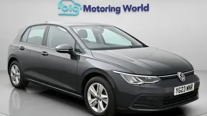 Begagnad VW Golf VIII S 116 HK (85 kW) 2023 Grå Halvkombi
