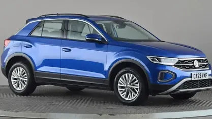 Käytetty VW T-Roc Life 110 HP (80 kW) 2023 Sininen Katumaasturi