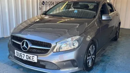 Usado Mercedes A180 Executive 109 HP (80 kW) 2017 Cinzento Citadino