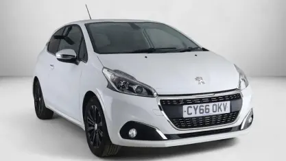Used Peugeot 208 Allure 82 HP (60 kW) 2016 White Hatchback