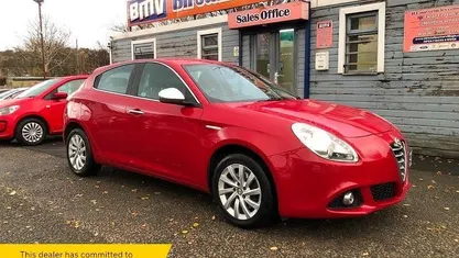 Red Used 2015 Alfa Romeo Giulietta Distinctive Hatchback | £5,295 (Fair price)