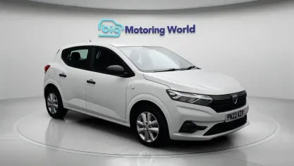 Used Dacia Sandero Essentiel 67 HP (49 kW) 2022 White Hatchback