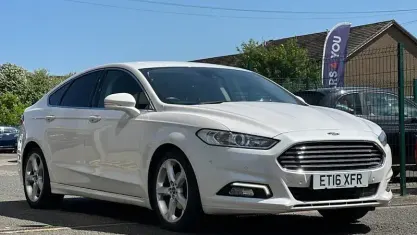 Used Ford Mondeo Titanium 180 HP (132 kW) 2016 White Hatchback