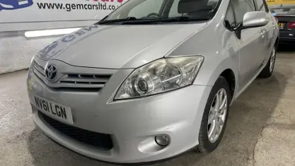 Used Toyota Auris 132 HP (97 kW) 2012 Silver Hatchback