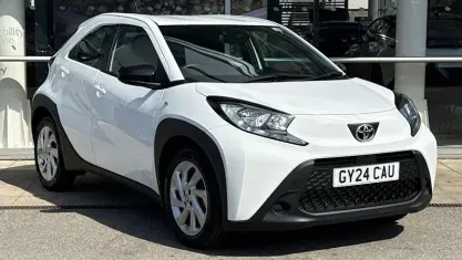 Used Toyota Aygo X PURE 72 HP (52 kW) 2024 White SUV