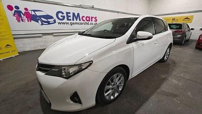 Used Toyota Auris Sport 90 HP (66 kW) 2013 White Hatchback