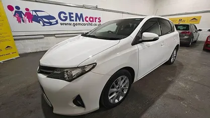 Used Toyota Auris Sport 90 HP (66 kW) 2013 White Hatchback