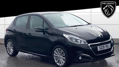 Używany Peugeot 208 Signature Sky 82 KM (60 kW) 2019 Czarny Hatchback