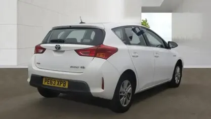 Used Toyota Auris Hybrid 136 HP (100 kW) 2013 White Hatchback