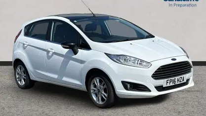 Used Ford Fiesta Zetec 82 HP (60 kW) 2017 White Hatchback