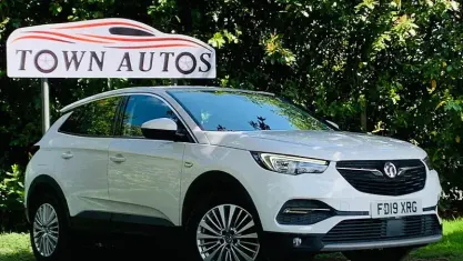 Used Vauxhall Grandland X S 131 HP (96 kW) 2019 White SUV