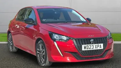 Usado Peugeot 208 Allure+ 102 CV (75 kW) 2023 Rojo Utilitario
