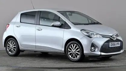 Usado Toyota Yaris 99 HP (72 kW) 2016 Prateado Citadino