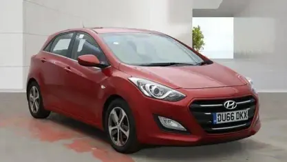 Used Hyundai i30 SE 110 HP (80 kW) 2016 Red Hatchback