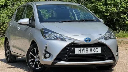 Usado Toyota Yaris Hybrid 101 HP (74 kW) 2019 Prateado Citadino