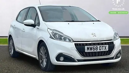 Used Peugeot 208 Signature Sky 82 HP (60 kW) 2019 Hatchback