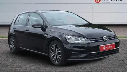 Metallic grenadilla black Used 2018 VW Golf VII SE Hatchback | £16,000 (Fair price)