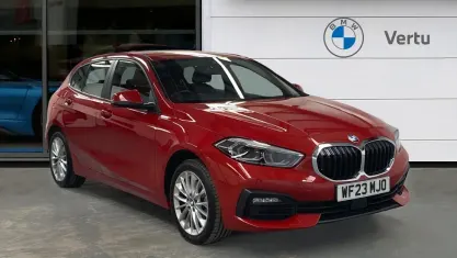 Begagnad BMW 118 Comfort Edition 140 HK (102 kW) 2023 Röd Halvkombi