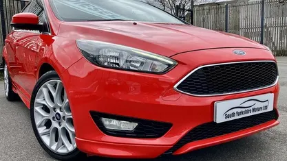 Used Ford Focus Zetec 120 HP (88 kW) 2015 Red Hatchback