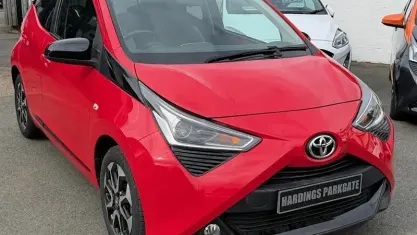 Used Toyota Aygo Trend 72 HP (52 kW) 2019 Red pop with black detail Hatchback